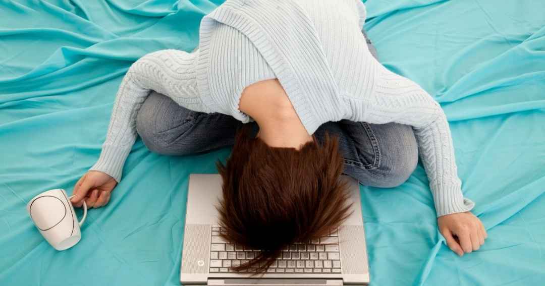 donna stanca su computer - carenza di magnesio