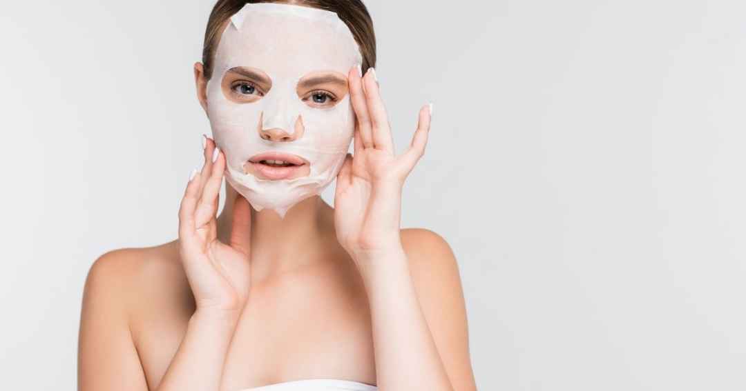 donna con maschera viso - creme al collagene donna con maschera viso - creme al collagene
