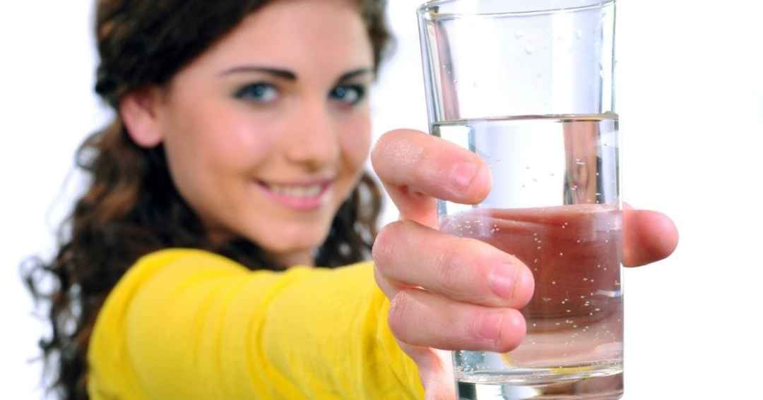 donna con bicchiere d'acqua - combattere la ritenzione idrica