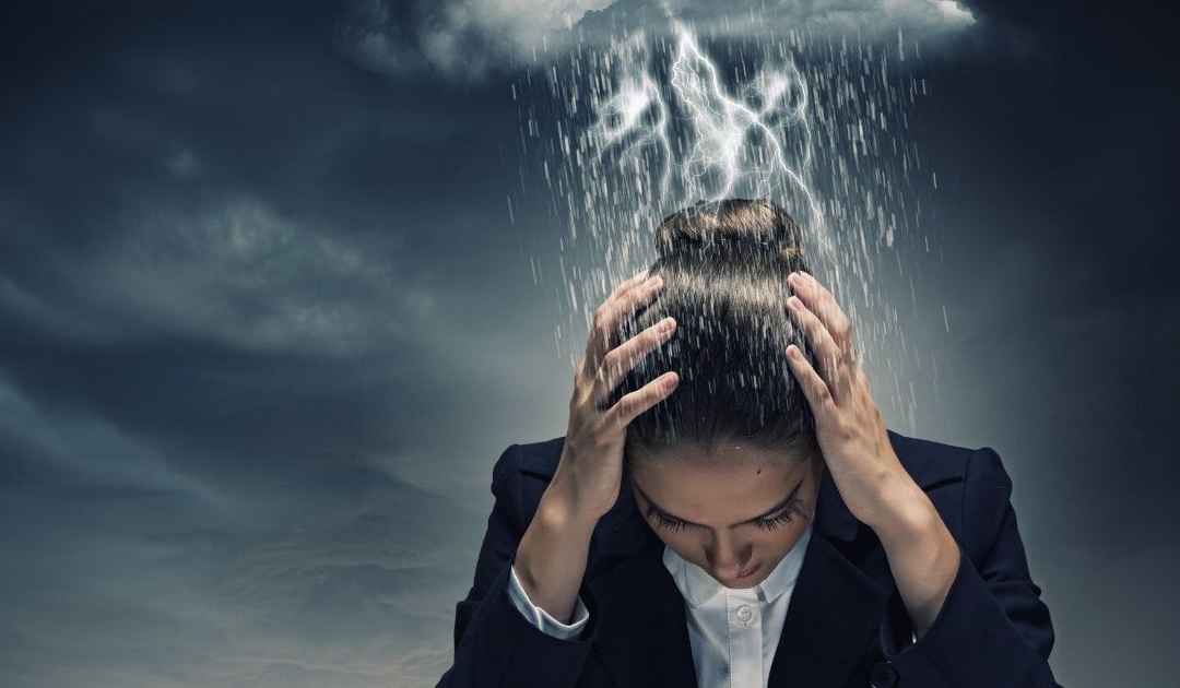 donna con pioggia - come combattere l'ansia