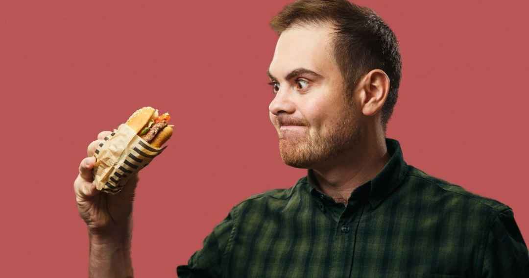 uomo con panino - come guarire dalla gastrite