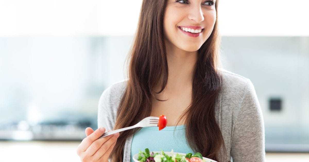 donna che mangia un'insalata