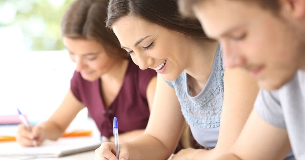 ragazzi felici, integratori per studenti