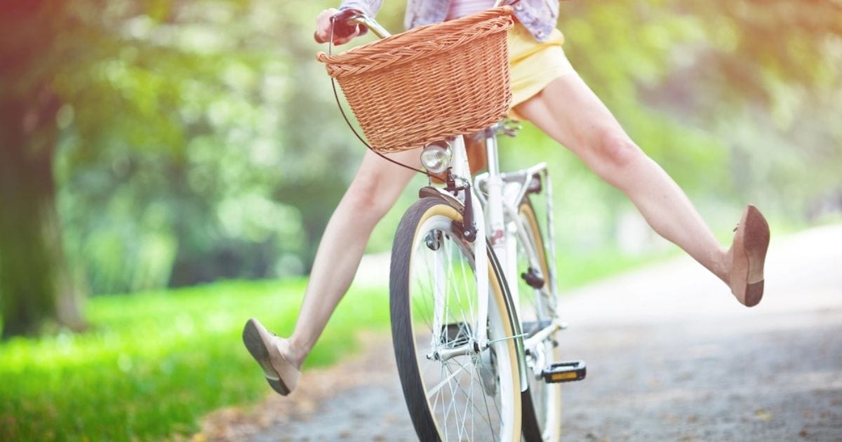 donna in bicicletta con gambe leggere