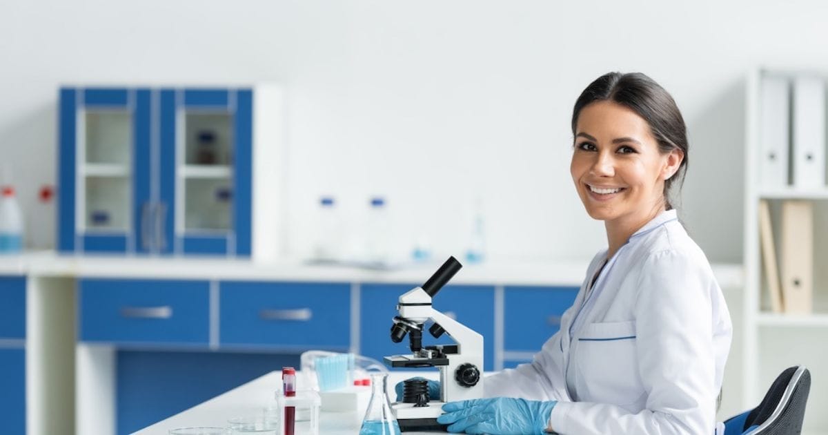 donna in laboratorio studia i benefici della vitamina c