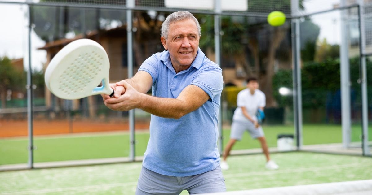 uomo gioca a tennis, la foto è inserita per indicare a cosa serve il calcio colloidale, per mantenere la muscolatura forte nel tempo