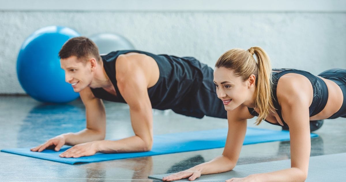 coppia si allena in palestra dopo avere assunto integratori pre allenamento