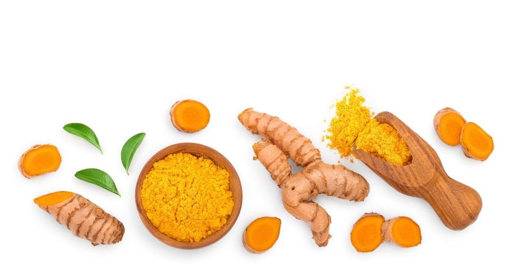 curcuma in radice e polvere, a simbolo dei benefici della curcuma