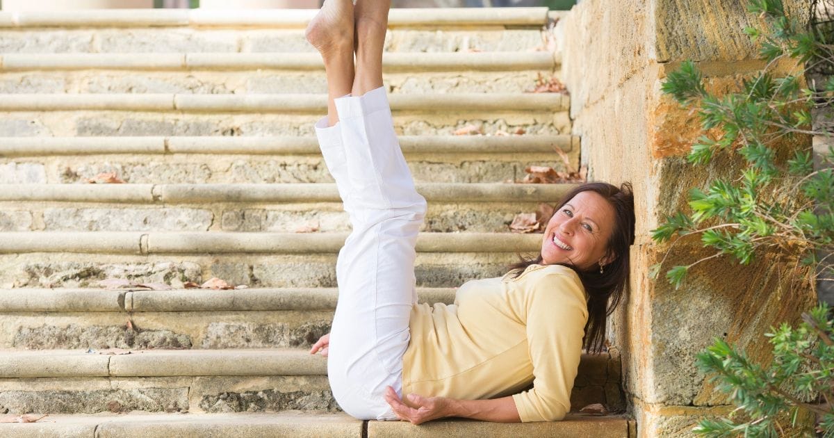 donna solleva le gambe su una scalinata