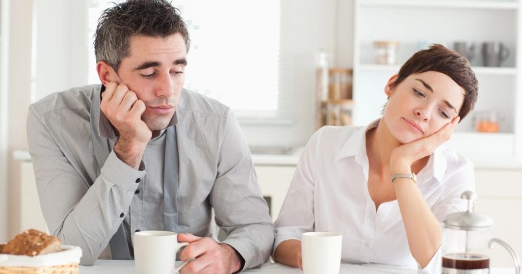 coppia di uomo e donna molto stanchi al mattino si chiedono cosa prendere per sentirsi più energetici