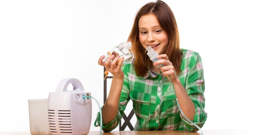 ragazza fa l'aerosol