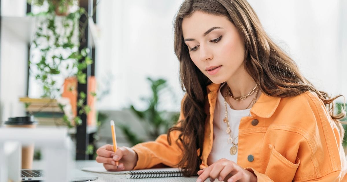 ragazza lavora alla scrivania