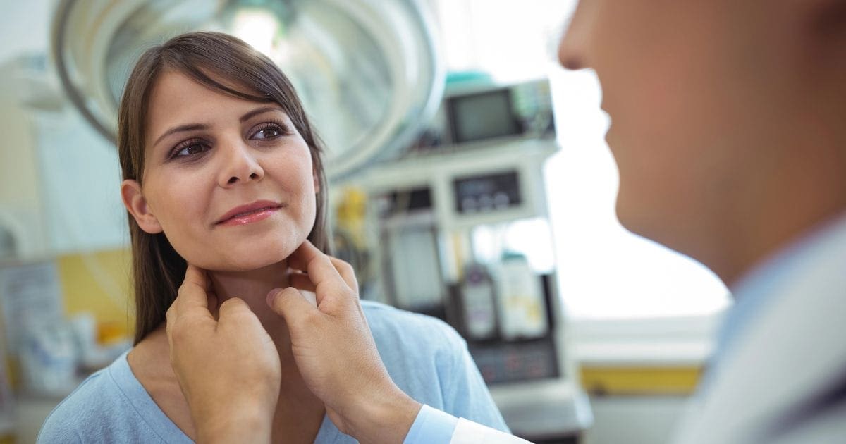 donna si tiene il collo dopo una visita alla tiroide con il medico, è utile assumere colloidali per la tiroide per coadiuvare il benessere dell'organismo