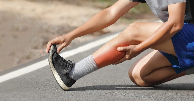 uomo alle prese con crampi muscolari