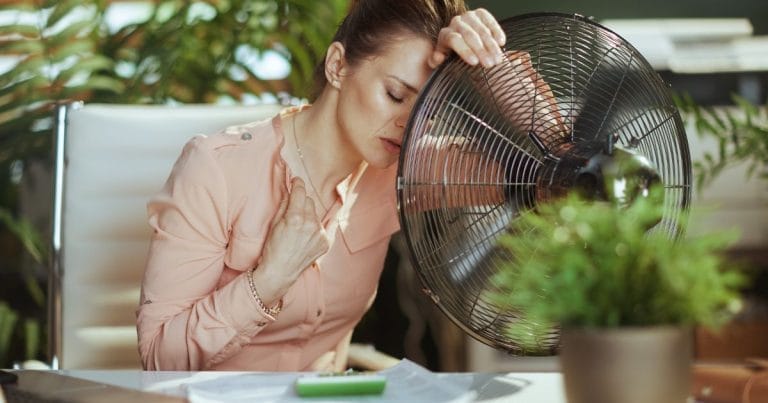 donna con ventilatore soffre ansia e caldo